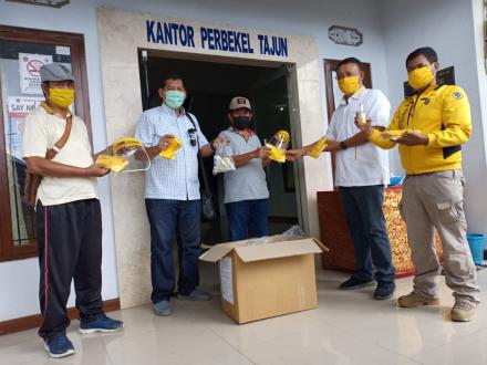 Gde Sumarjaya Linggih Sumbang APD untuk Pencegahan Covid-19 Desa Tajun